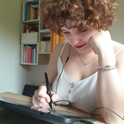 Illustratrice Zael en train de dessiner sur une tablette